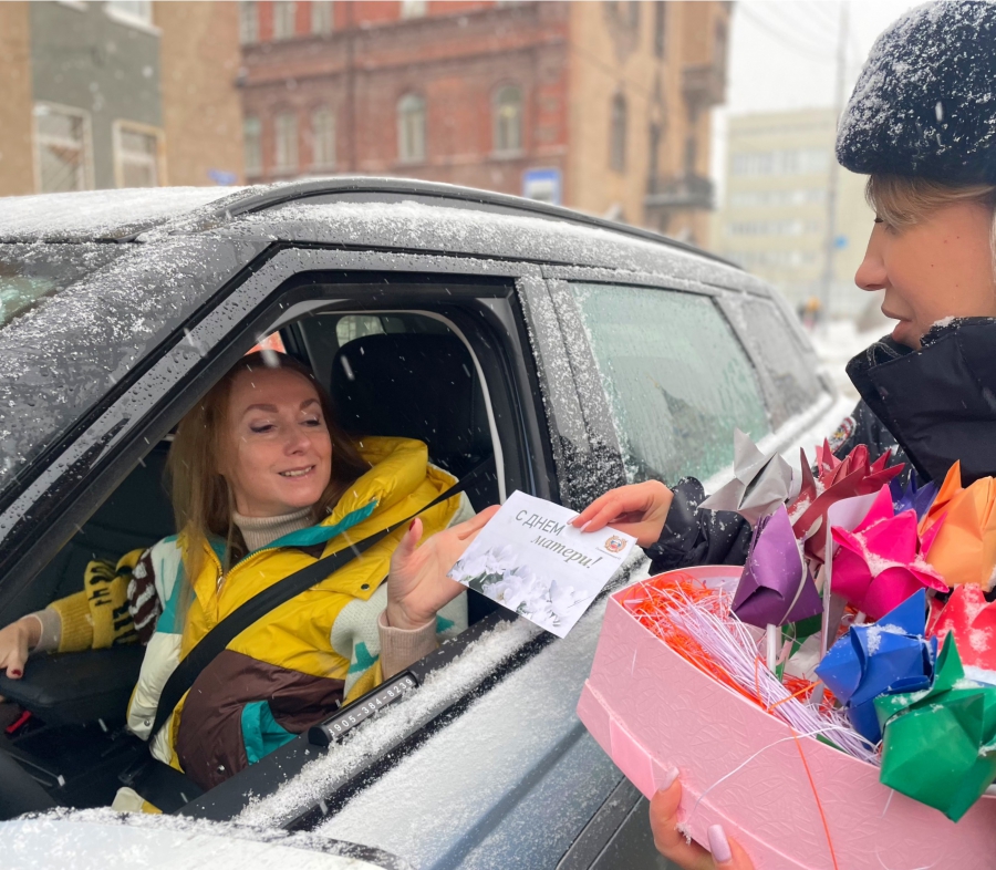 В Саратове инспекторы дарили женщинам бумажные тюльпаны в честь Дня матери