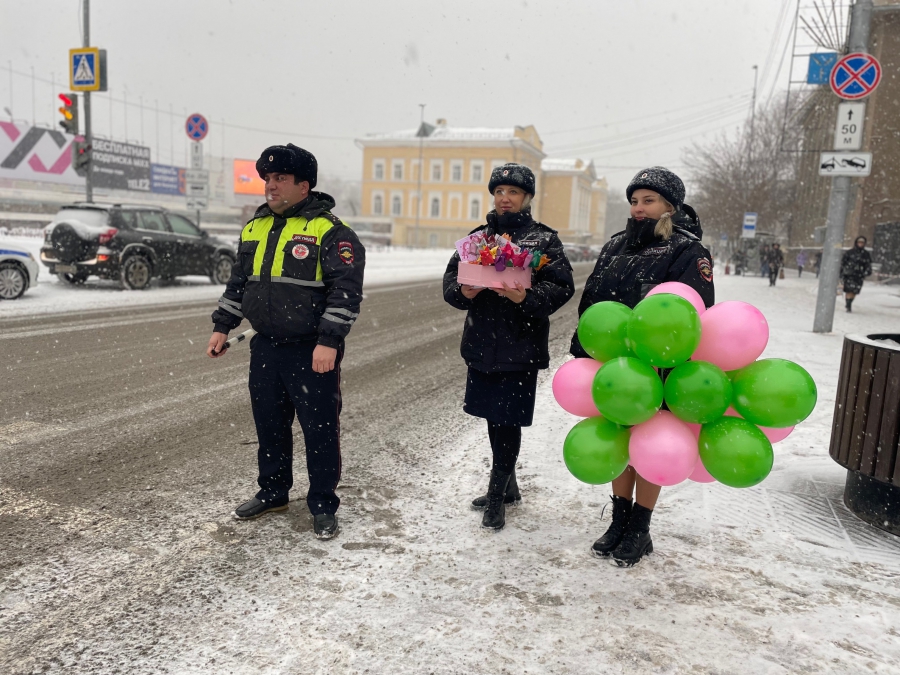 В Саратове инспекторы дарили женщинам бумажные тюльпаны в честь Дня матери