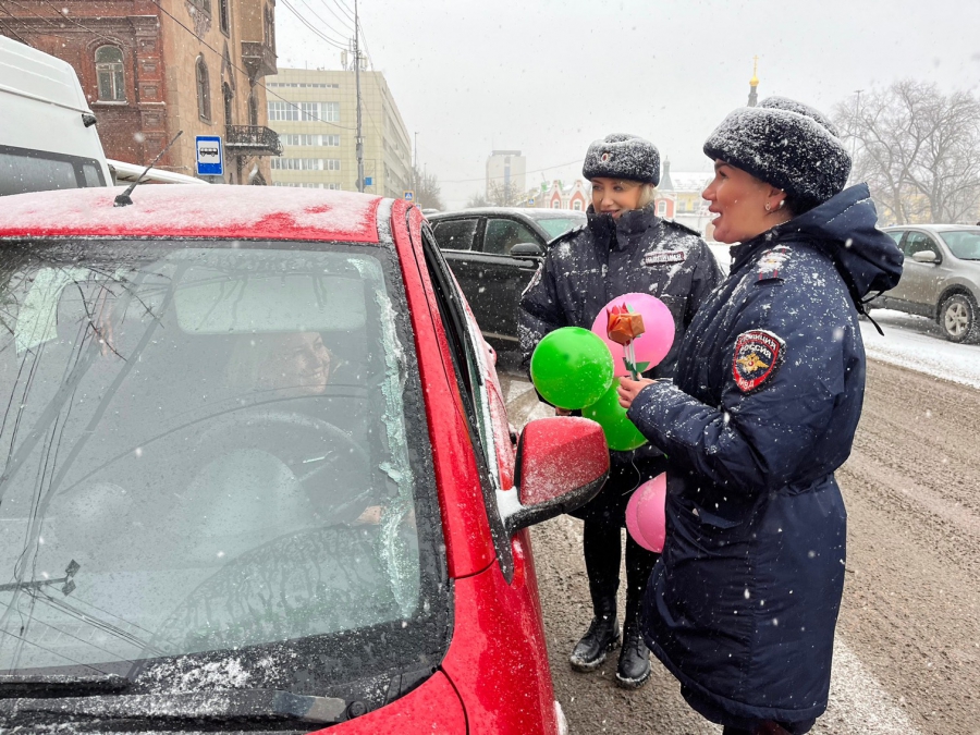 В Саратове инспекторы дарили женщинам бумажные тюльпаны в честь Дня матери