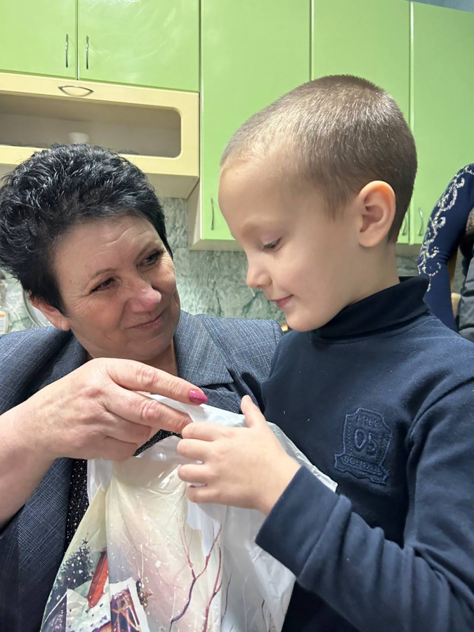 Депутат Калинин передал детям Сватовского района ЛНР подарки и сладкие гостинцы