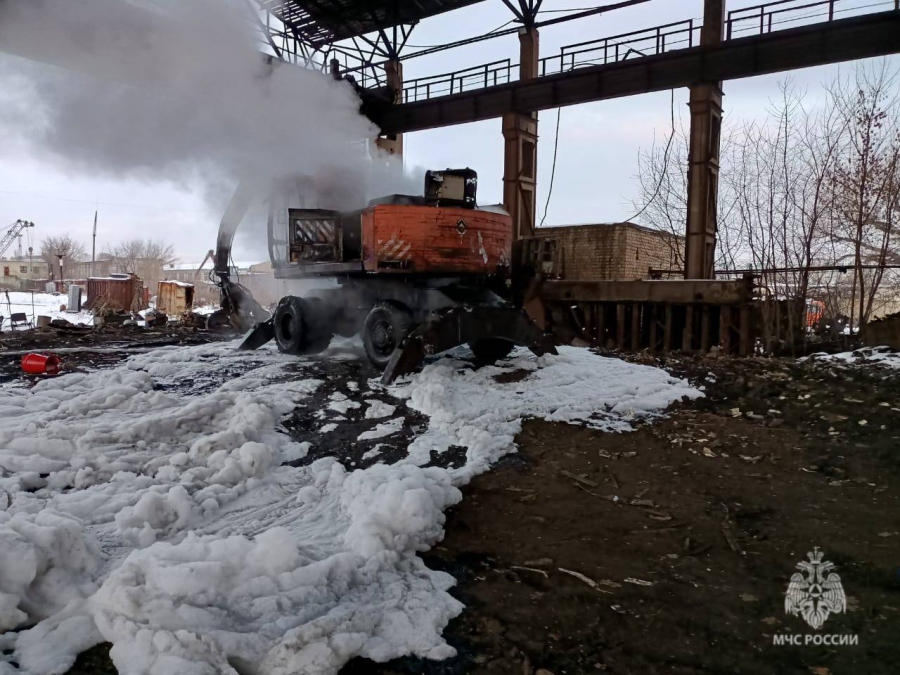 В Пугачеве и Саратове пожарные тушили 3 легковушки и экскаватор