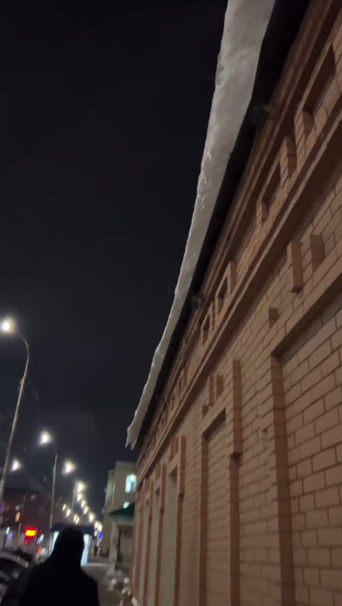 Бездействие коммунальщиков. Саратовцев вынудили посыпать солью лед на дорогах