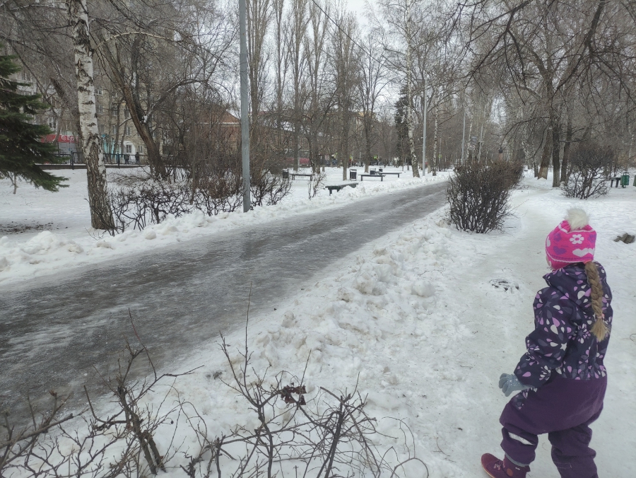 Бездействие коммунальщиков. Саратовцев вынудили посыпать солью лед на дорогах
