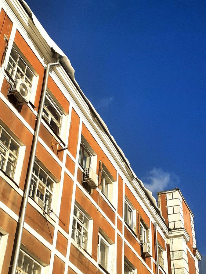 Бездействие коммунальщиков. Саратовцев вынудили посыпать солью лед на дорогах