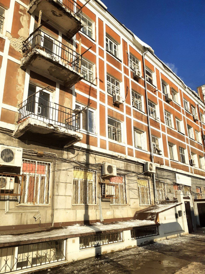 Бездействие коммунальщиков. Саратовцев вынудили посыпать солью лед на дорогах