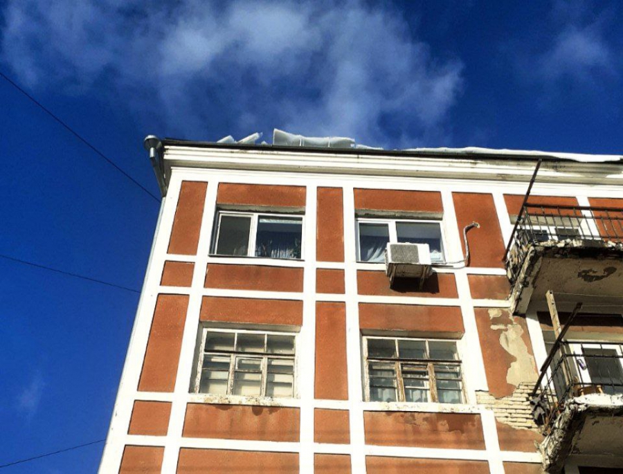 Бездействие коммунальщиков. Саратовцев вынудили посыпать солью лед на дорогах