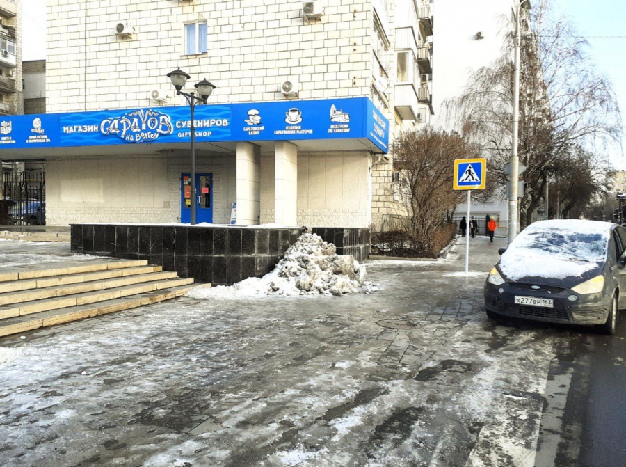 Бездействие коммунальщиков. Саратовцев вынудили посыпать солью лед на дорогах