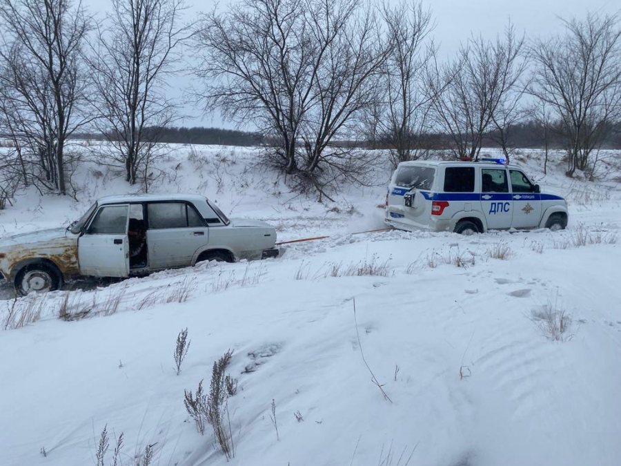 В Татищевском районе сотрудники ГИБДД тросом вытащили «ВАЗ» из сугробов