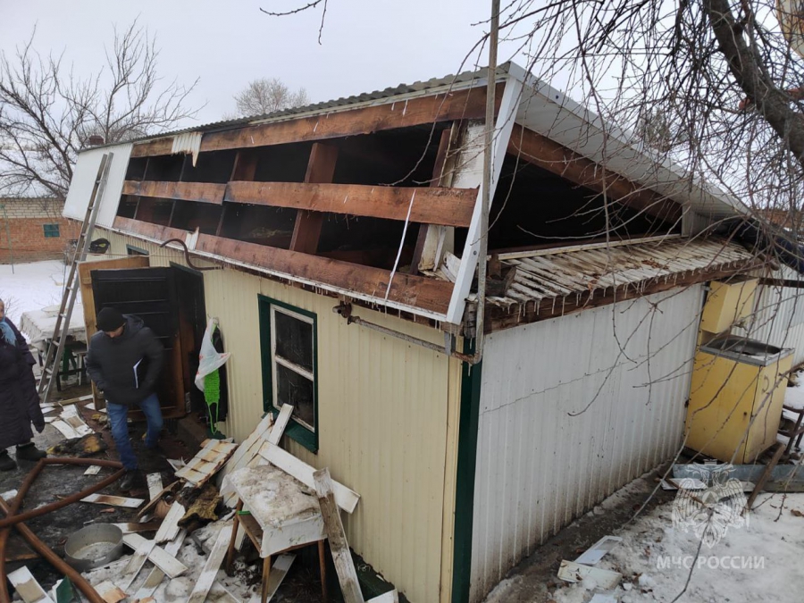 В Пугачеве пожарные вынесли мужчину из горящего домика