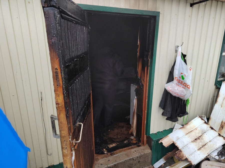 В Пугачеве пожарные вынесли мужчину из горящего домика