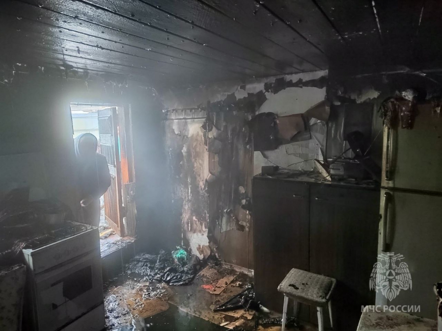 В Пугачеве пожарные вынесли мужчину из горящего домика