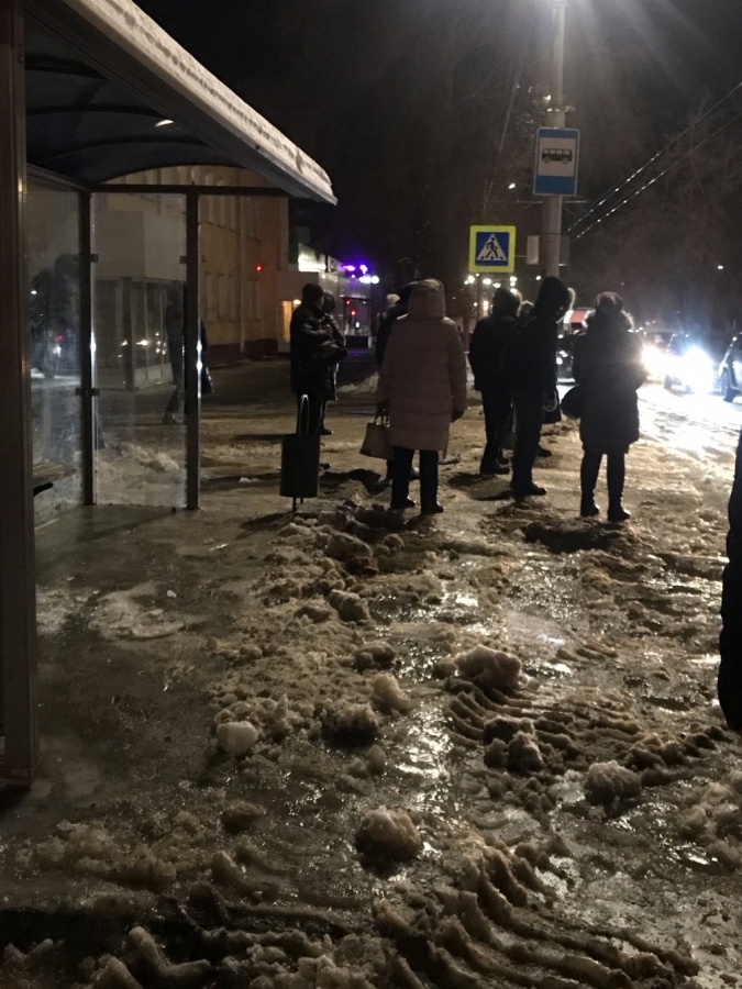 В центре Саратова колеса нескольких автомобилей вмерзли в лед