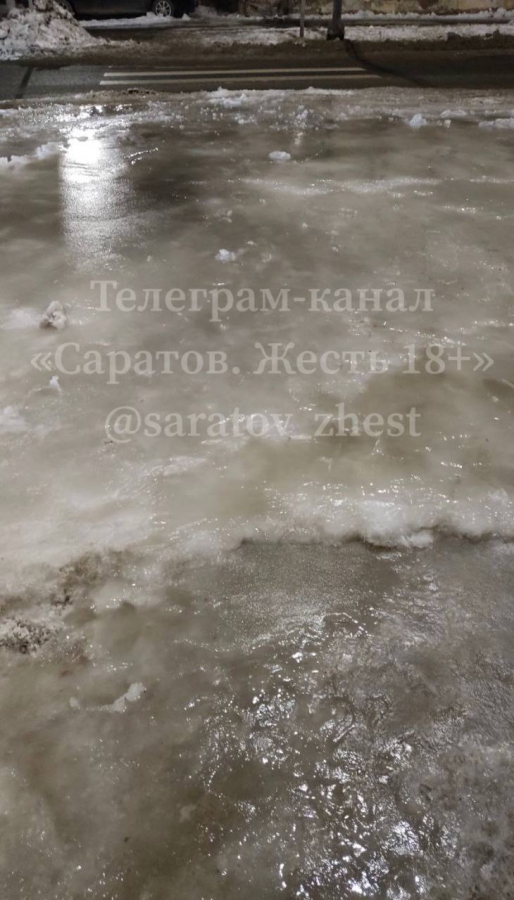 В центре Саратова колеса нескольких автомобилей вмерзли в лед