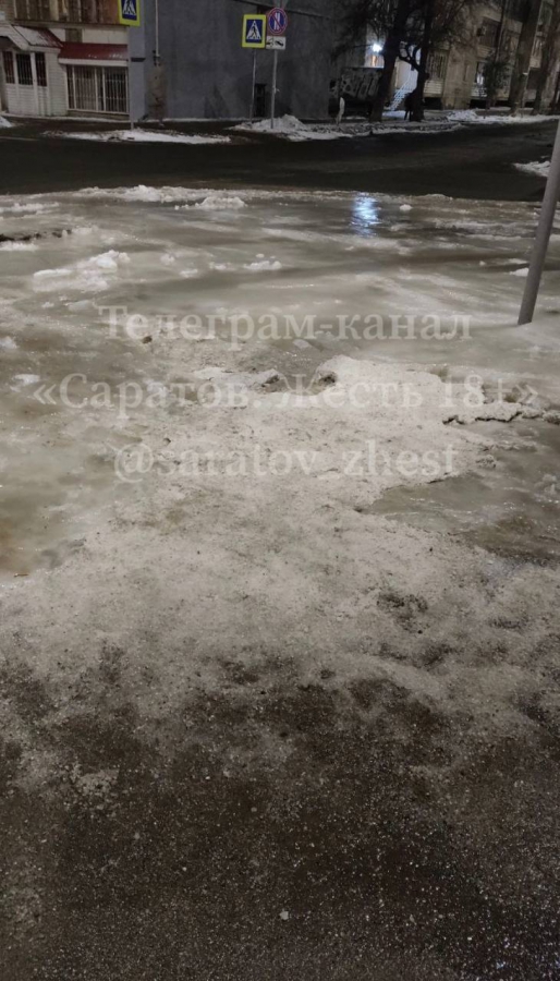 В центре Саратова колеса нескольких автомобилей вмерзли в лед