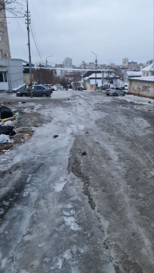 В центре Саратова колеса нескольких автомобилей вмерзли в лед