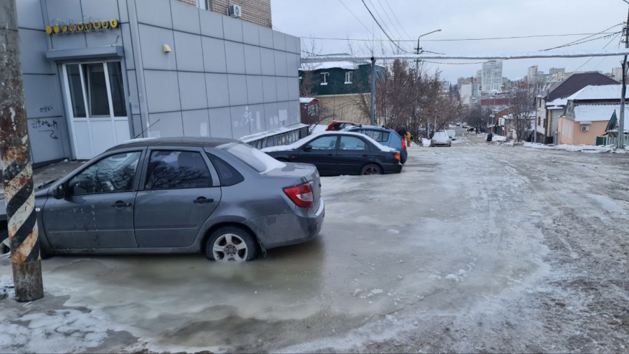 В центре Саратова колеса нескольких автомобилей вмерзли в лед