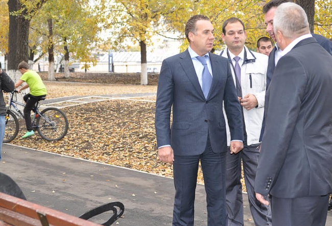 Грищенко предложил заменить лавочки в новом сквере Строителей