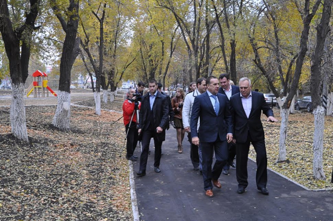 Грищенко предложил заменить лавочки в новом сквере Строителей