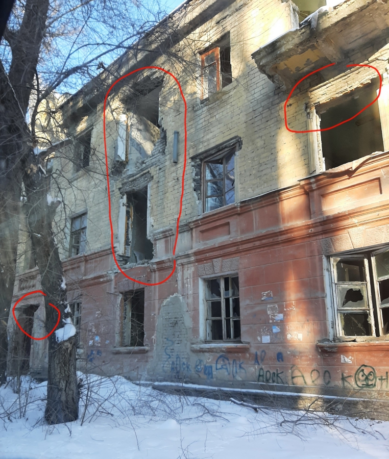 Жители Заводского района опасаются обрушения расселенного дома