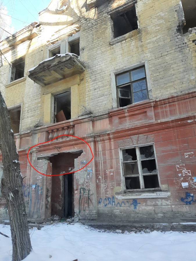 Жители Заводского района опасаются обрушения расселенного дома