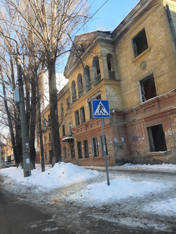 Жители Заводского района опасаются обрушения расселенного дома