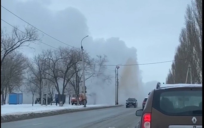 В Балакове из-под дороги прорвался 5-метровый коммунальный фонтан