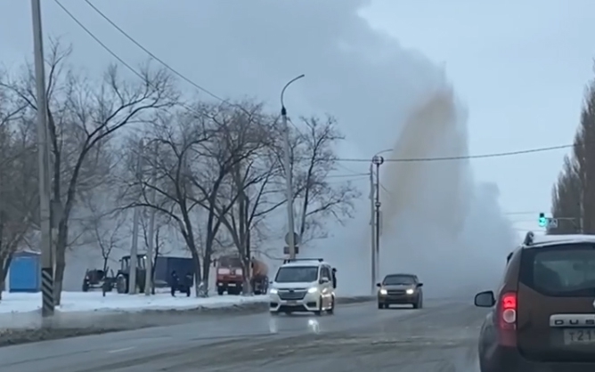 В Балакове из-под дороги прорвался 5-метровый коммунальный фонтан