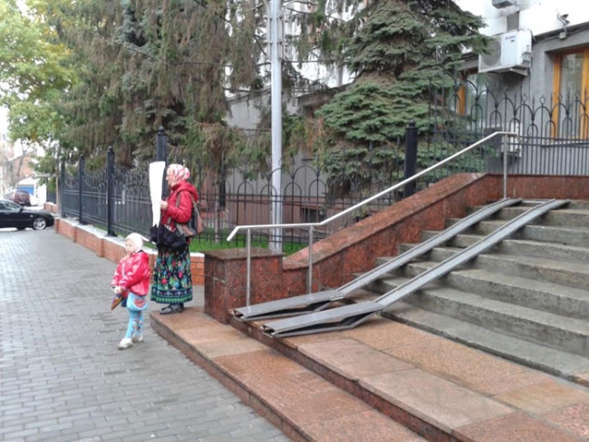 Саратовчанка митингует у облпрокуратуры в защиту избитого сына