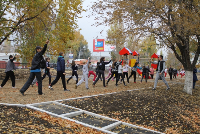 У нового сквера установили башенный кран с подсветкой