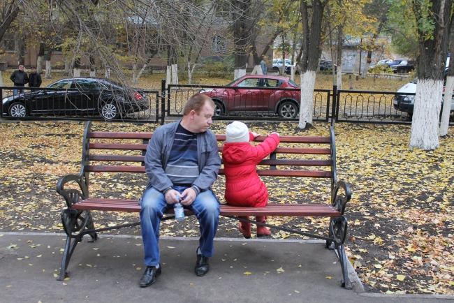 У нового сквера установили башенный кран с подсветкой