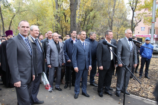 У нового сквера установили башенный кран с подсветкой