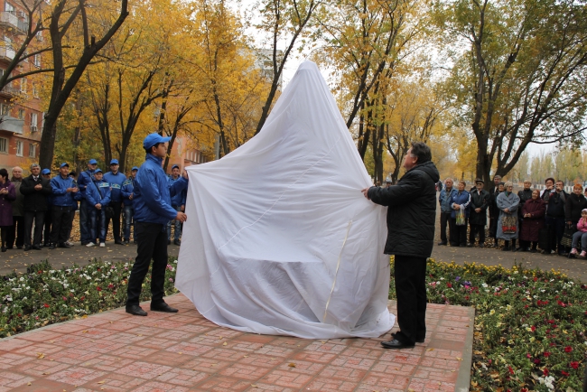 У нового сквера установили башенный кран с подсветкой