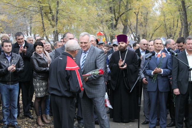 У нового сквера установили башенный кран с подсветкой