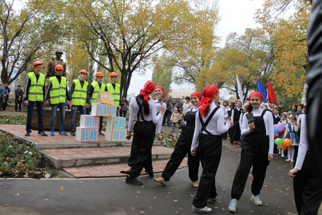 У нового сквера установили башенный кран с подсветкой