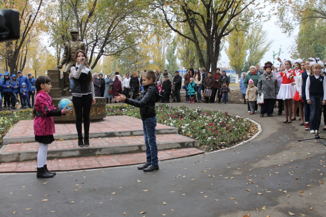 У нового сквера установили башенный кран с подсветкой