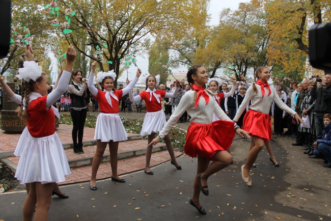 У нового сквера установили башенный кран с подсветкой