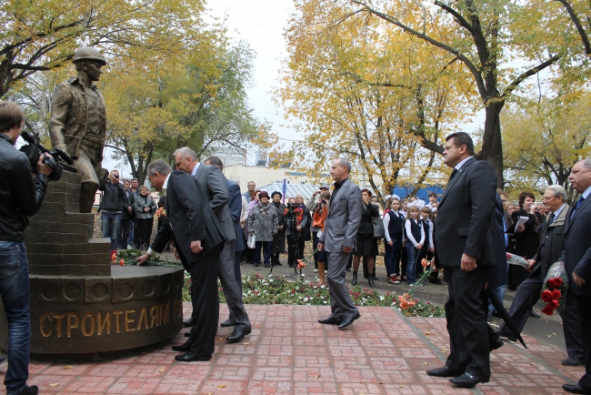 У нового сквера установили башенный кран с подсветкой