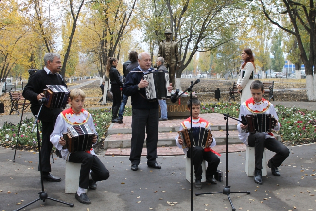 У нового сквера установили башенный кран с подсветкой