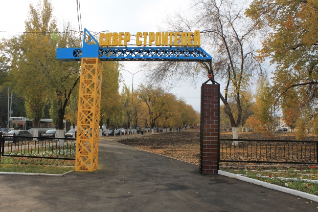 У нового сквера установили башенный кран с подсветкой