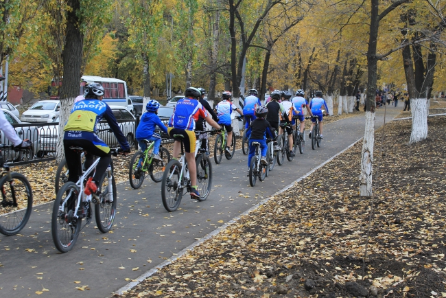 У нового сквера установили башенный кран с подсветкой
