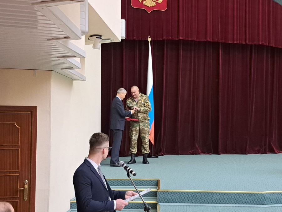 Командир полка вручил в облдуме награды «За укрепление боевого содружества»