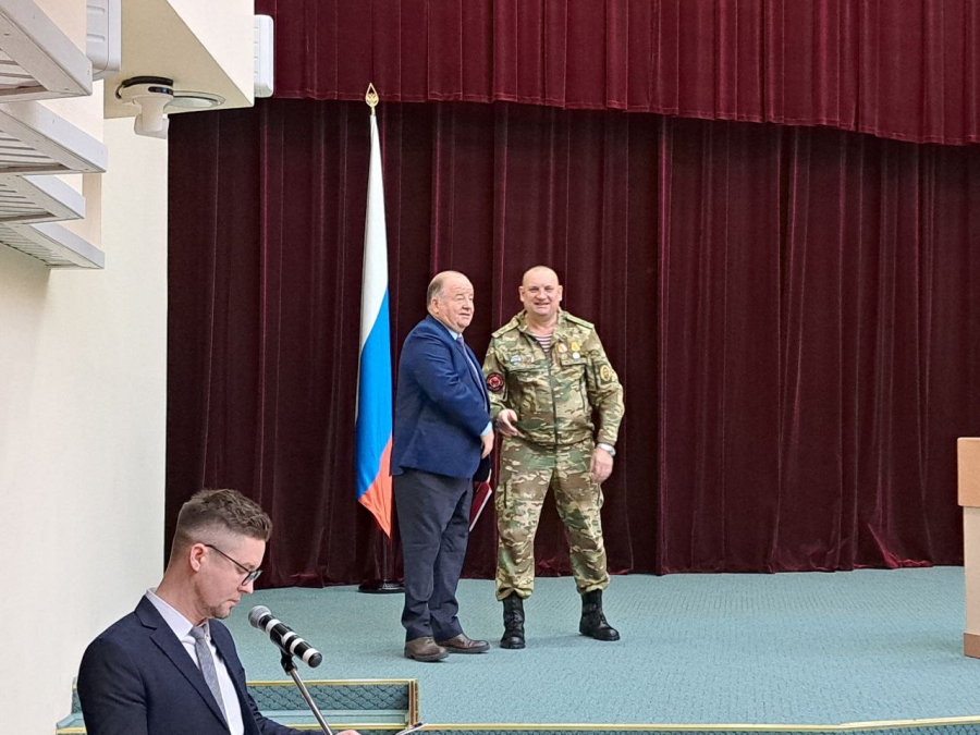 Командир полка вручил в облдуме награды «За укрепление боевого содружества»