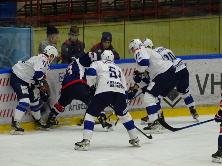 «Кристалл» проиграл рязанским «десантникам» в последнем домашнем матче