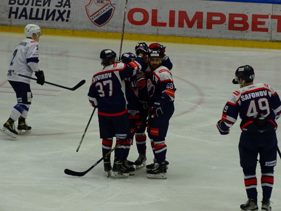 «Кристалл» проиграл рязанским «десантникам» в последнем домашнем матче