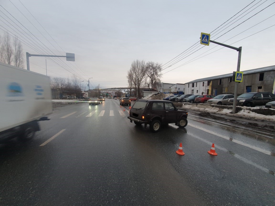 В Комсомольском поселке «Нива» сбила мужчину и влетела в «Лэнд Ровер»