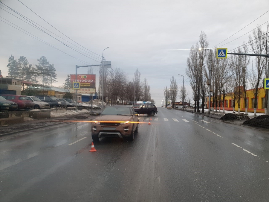 В Комсомольском поселке «Нива» сбила мужчину и влетела в «Лэнд Ровер»