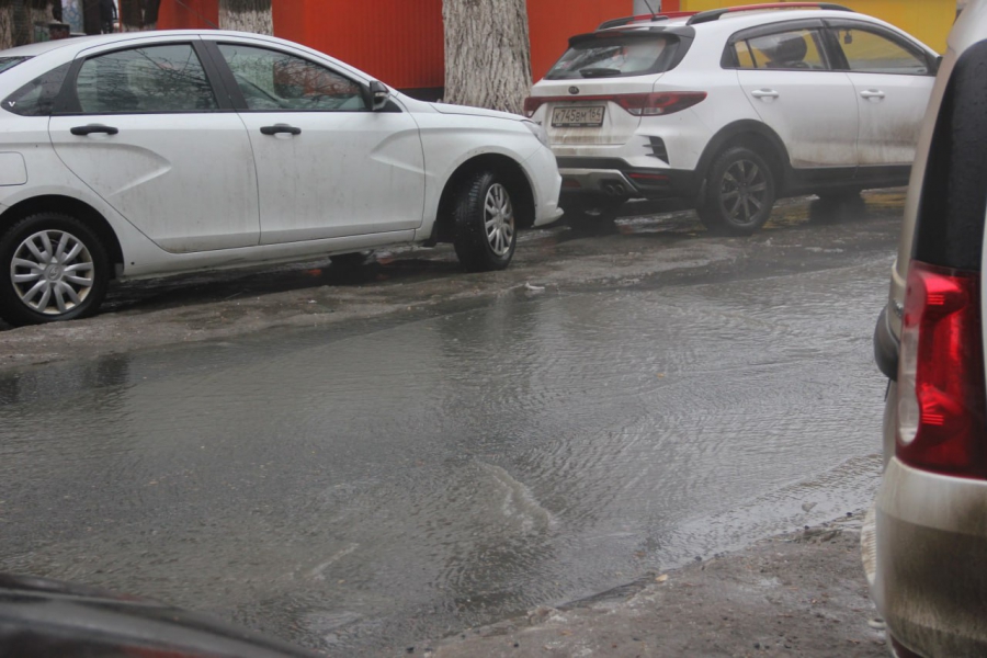 На Челюскинцев дорогу заливает зловонная вода: аварию игнорируют две недели