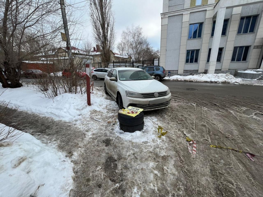 В Саратове на нескольких улицах уберут незаконные ограждения и бетонные блоки