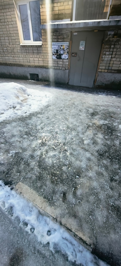 Саратовцы пожаловались на скользкие улицы: «По всему городу гололед!»