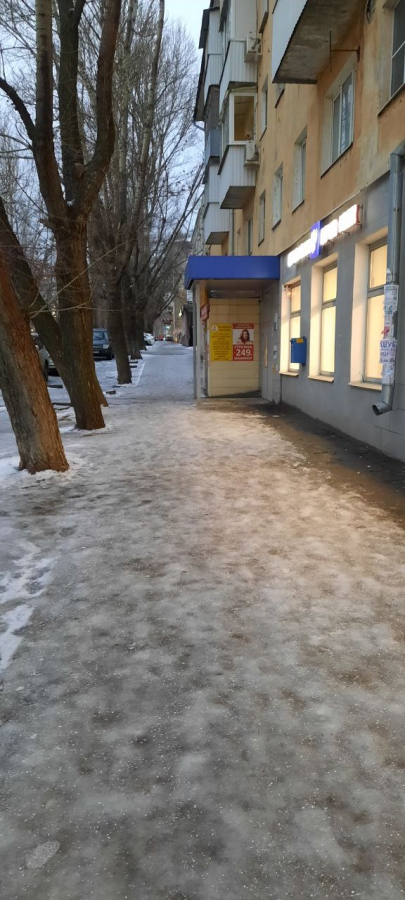 Саратовцы пожаловались на скользкие улицы: «По всему городу гололед!»